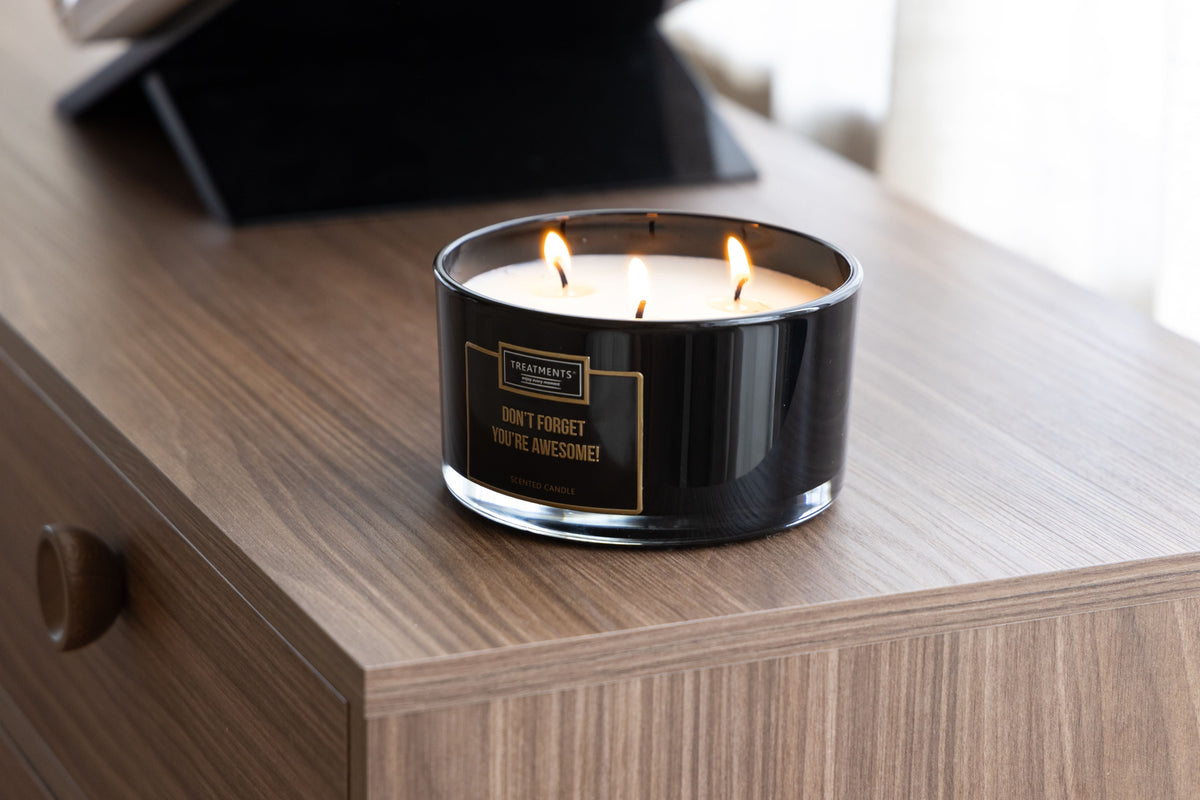 Vela Perfumada XL "Porque Eres Especial" de TREATMENTS® – imagen de ambiente
