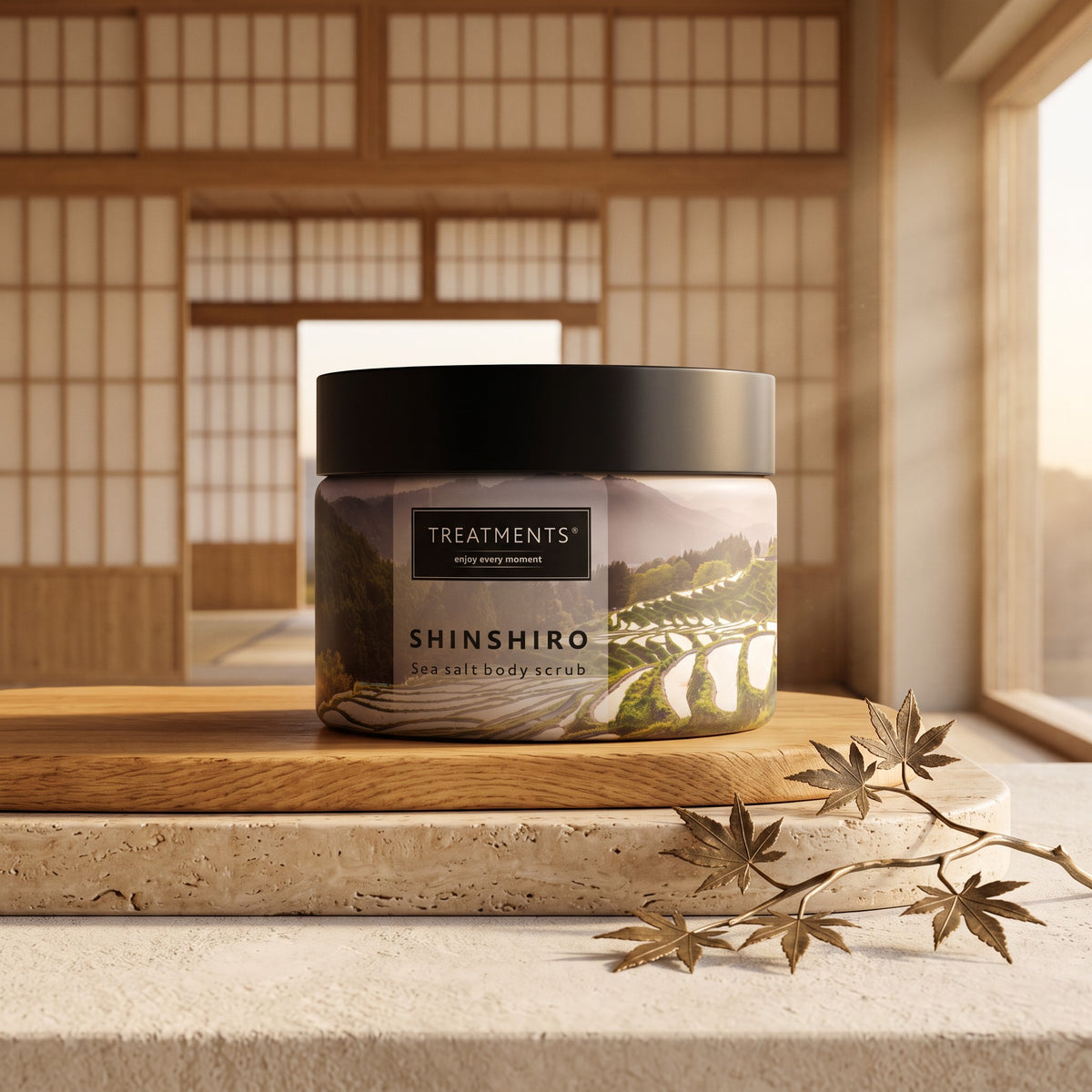 Exfoliante Corporal de Sal Marina Shinshiro de TREATMENTS® – imagen de ambiente