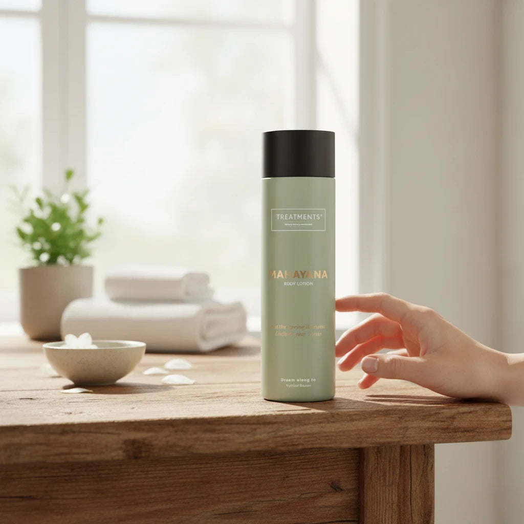 Loción Corporal Mahayana de TREATMENTS® – imagen de ambiente en casa