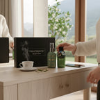 Caja de Regalo Cuerpo y Fragancia formato buzón Mahayana de TREATMENTS® – imagen de ambiente en casa