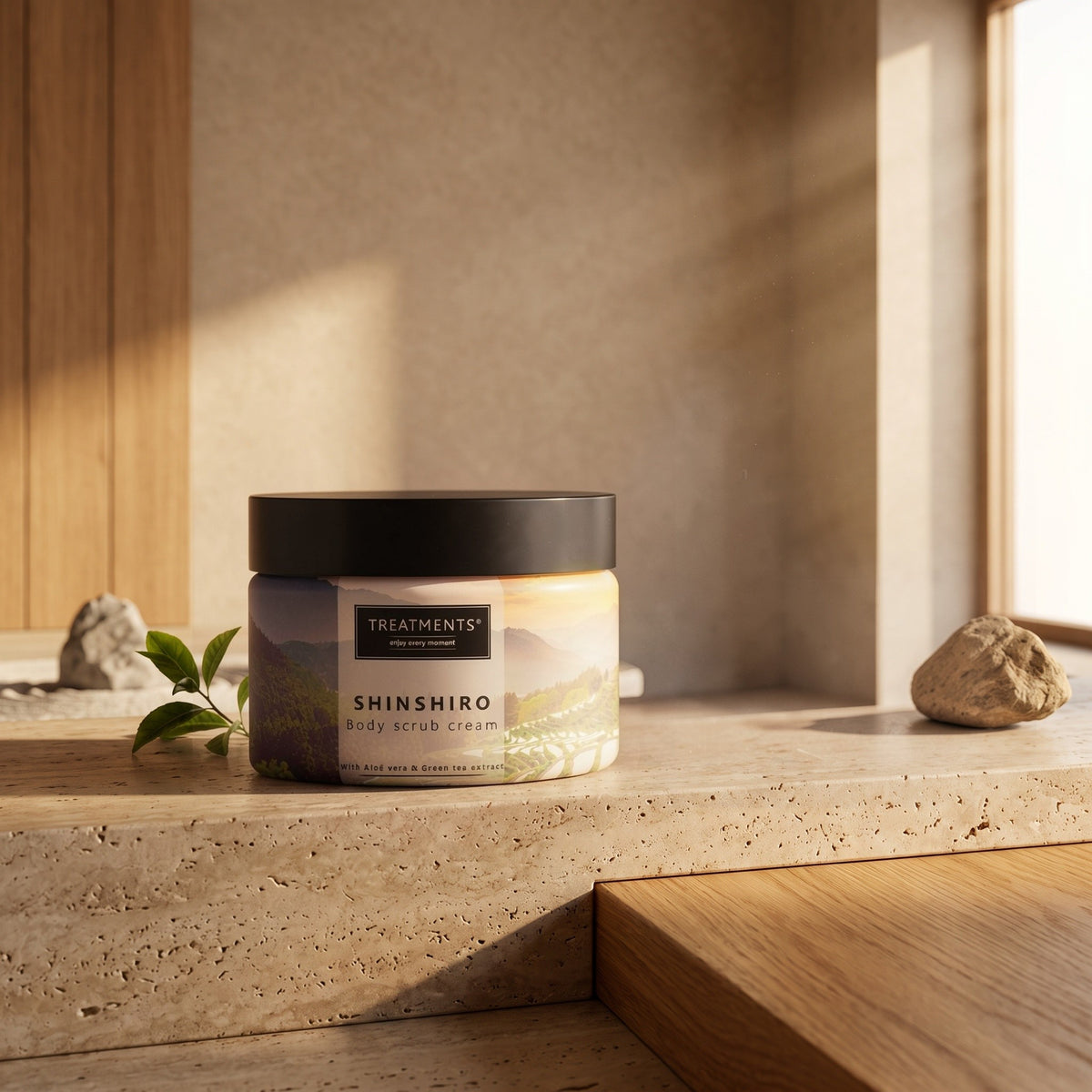 Crema Exfoliante Corporal Shinshiro de TREATMENTS® – imagen de ambiente