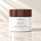 Treatments® - Embraced By - New Energy - Crema Revitalizante Día y Noche - 50 ml sobre mármol claro