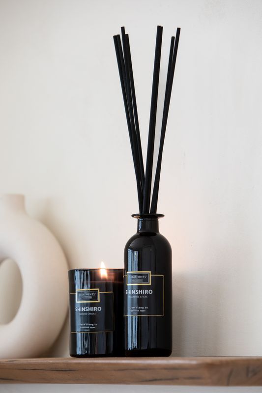 Caja de Regalo Vela Perfumada Shinshiro de TREATMENTS® – imagen de ambiente (2)